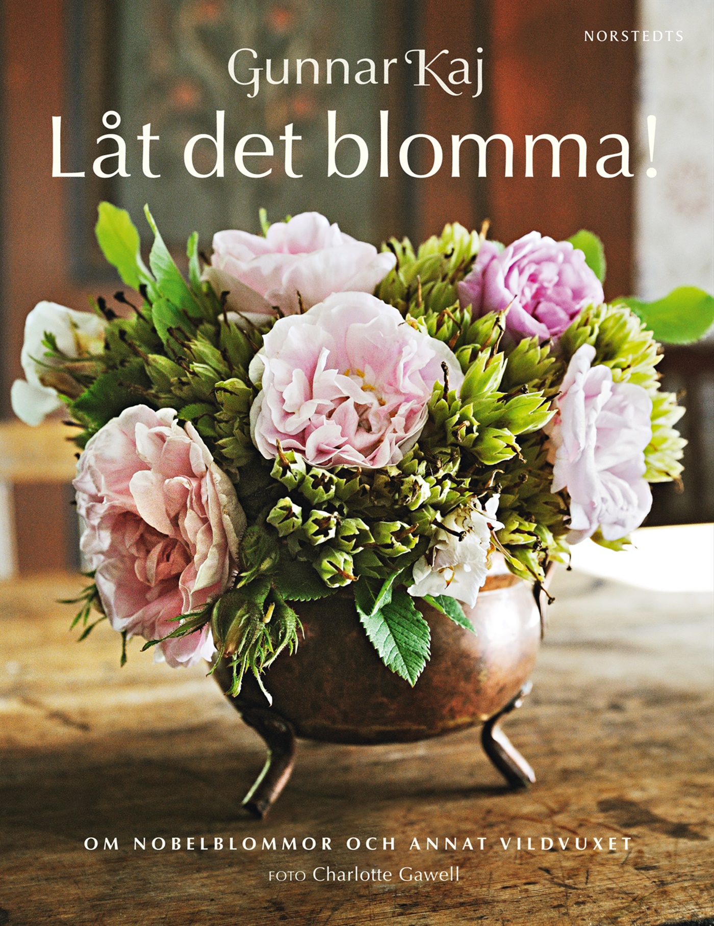 Omslag: Låt det blomma! : om Nobelblommor och annat vildvuxet
