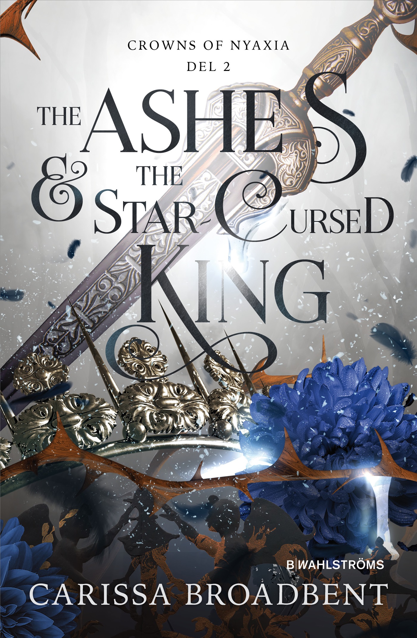 Omslag: The Ashes & the Star-Cursed King (svensk utgåva)
